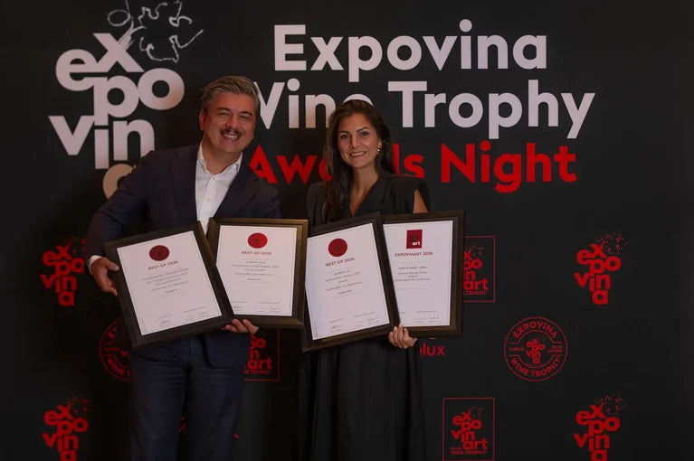 Gemeinsamer Moment bei der Expovina Award Night 2026 mit drei Best-of-Urkunden und dem expovinArt-Preis