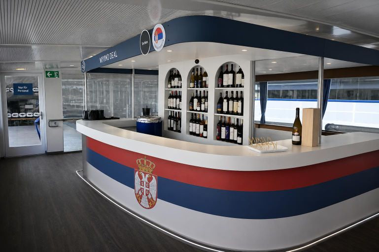 Visualisierung des geplanten EXPOVINA-Doppelstands mit geschwungener Weinbar und zentralen Weinregalen