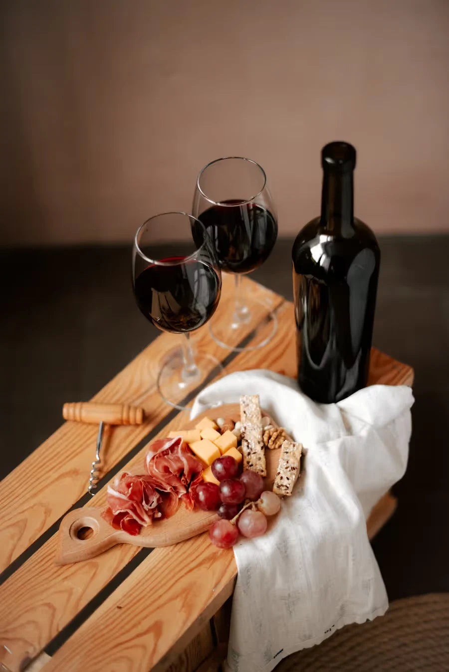 Red wine with cheese and grapes